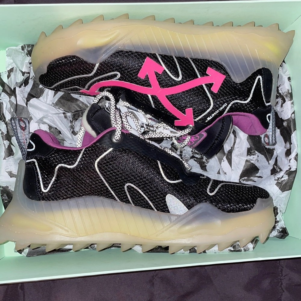 Selling a pair of OffWhite Odsy-1000 worn 2x comes with everything
